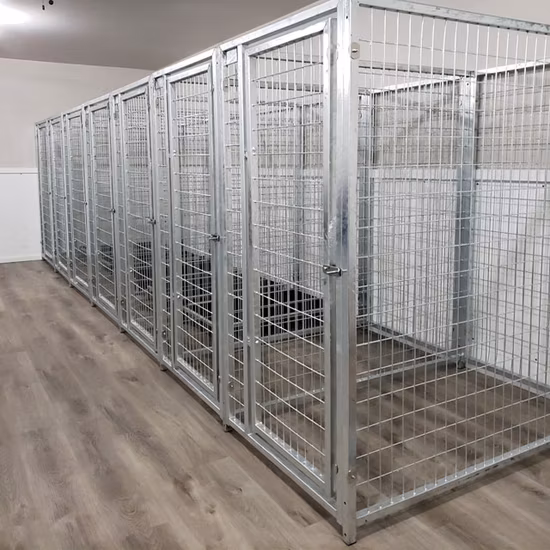 Robuste, modulare Hundehütten aus Edelstahl zu verkaufen.
